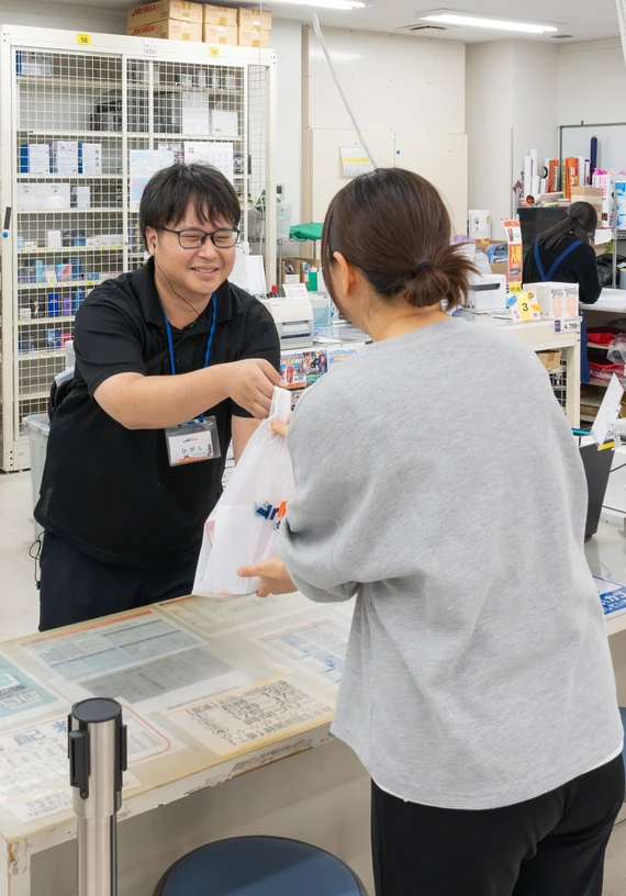 店舗で商品を受け取る様子